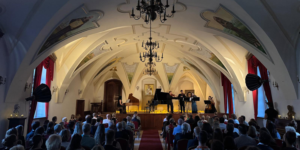 Queen Classic By Candle Glow 2